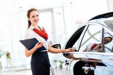 genç kadın bir showroom danışman