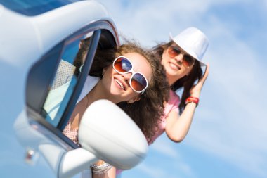 Güneş gözlüklü çekici bir kadın.