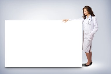 genç kadın doktor yakın boş ana başlık ayakta