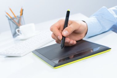 Tasarımcı el çizimi bir grafik tablet