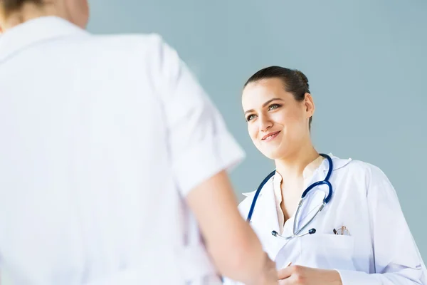 Doctor talking with a colleague — Stock Photo, Image