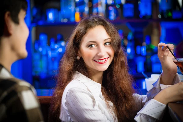 Ung kvinna i en bar — Stockfoto