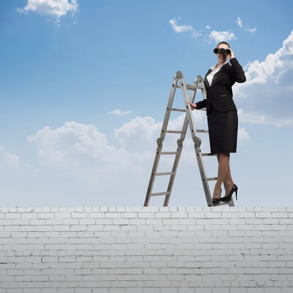 Businesswoman looking through binoculars — Stock Photo, Image