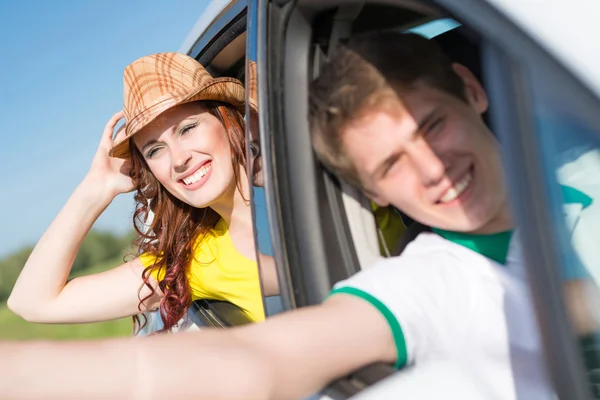 Jonge vrouw kijken uit auto-venster — Stockfoto