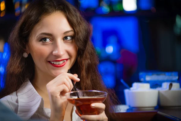 Junge Frau in einer Bar — Stockfoto