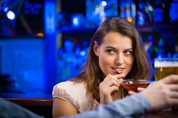 Jeune femme dans un bar — Photo