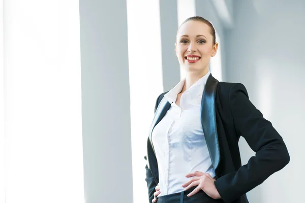 Mujer de negocios moderna joven —  Fotos de Stock