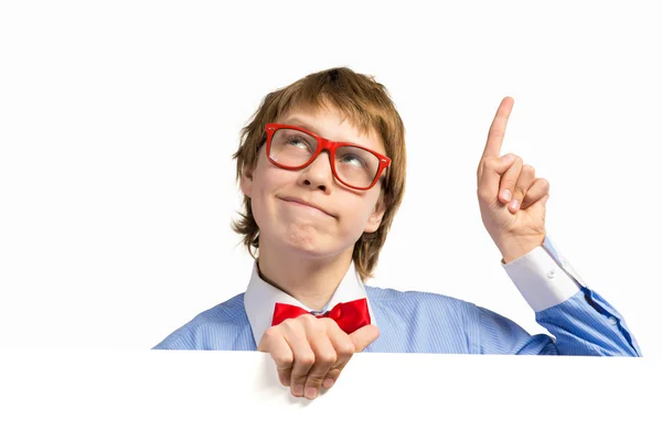 Chłopiec w okularach, trzymając afisz biały — Zdjęcie stockowe