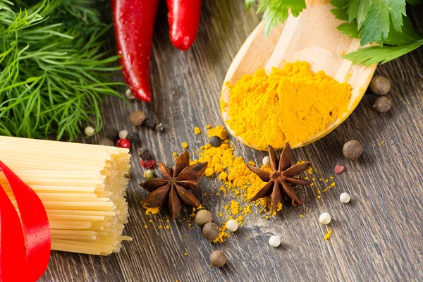 Italian spaghetti and vegetables — Stock Photo, Image