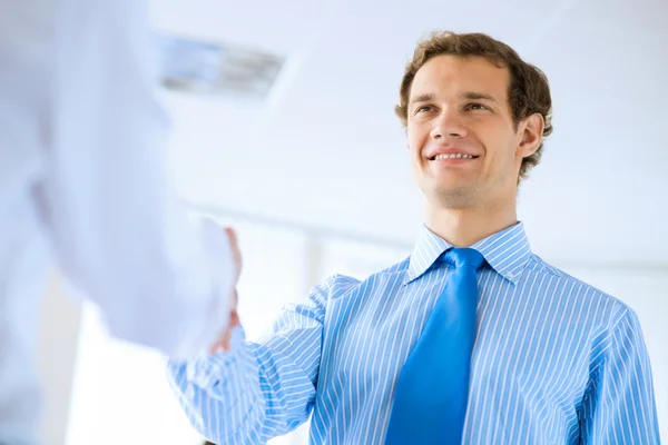 Zakenman schudden handen met een collega — Stockfoto