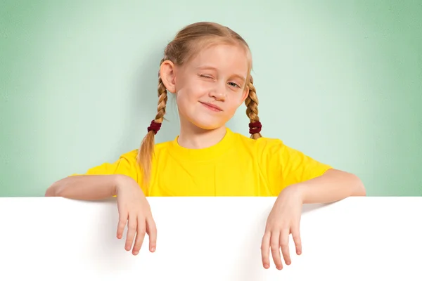 Niña sosteniendo una pancarta blanca — Foto de Stock