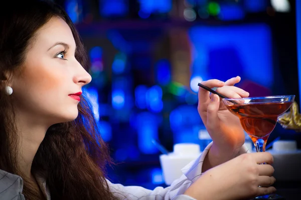 Junge Frau in einer Bar — Stockfoto