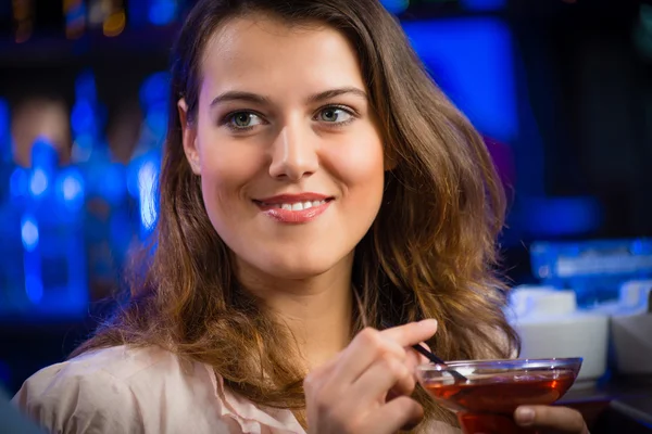 Jonge vrouw in een bar — Stockfoto