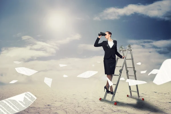 Businesswoman looking through binoculars — Stock Photo, Image