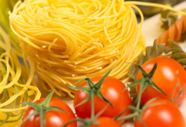 Черри помидоры и макароны — стоковое фото