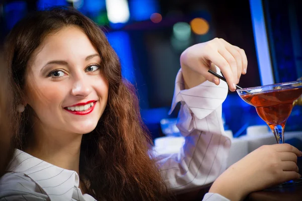 Ung kvinna i en bar — Stockfoto