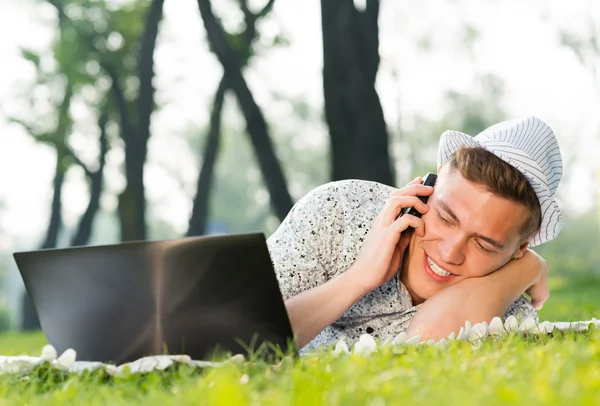 Giovane con un cellulare — Foto Stock