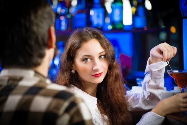 Jeune femme dans un bar — Photo