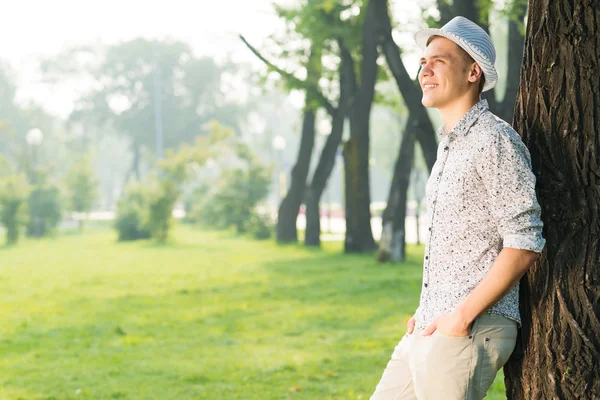 Porträt eines jungen Mannes — Stockfoto