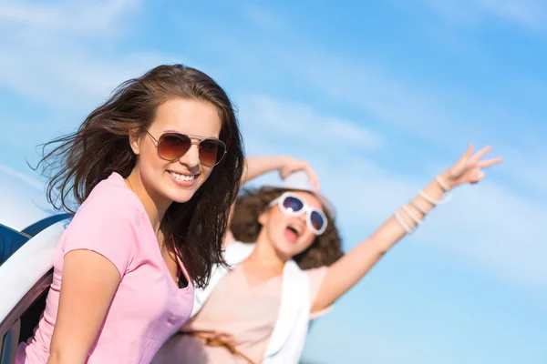 Jeune femme attrayante dans les lunettes de soleil — Photo