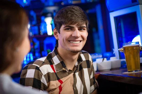 Porträt eines jungen Mannes an der Bar — Stockfoto