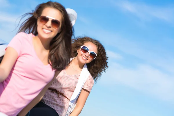 Young attractive woman in sunglasses — Stock Photo, Image