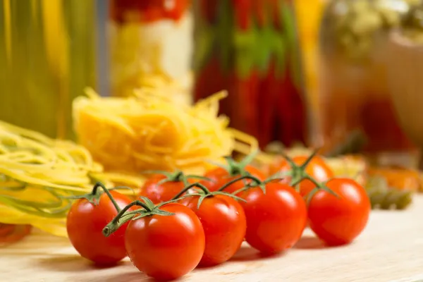 Gros plan sur les tomates cerises et les pâtes — Photo