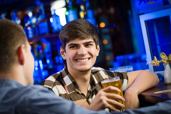 一个年轻人在酒吧里的肖像 — 图库照片