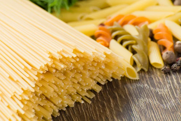 Italiaanse spaghetti en specerijen — Stockfoto