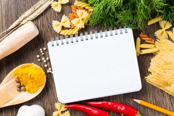 Especiarias e legumes em torno do caderno — Fotografia de Stock