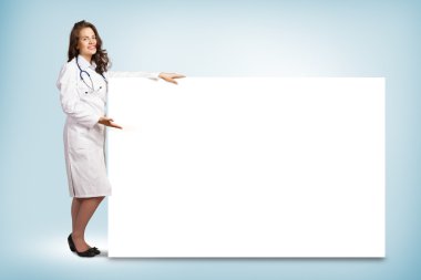 yakın boş ana başlık duran genç bir doktor