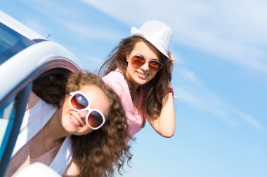 Güneş gözlüklü çekici bir kadın.