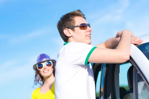 Jonge man met een zonnebril — Stockfoto