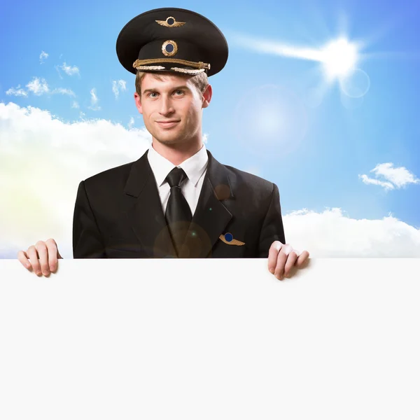 Пилот держит пустой рекламный щит — стоковое фото