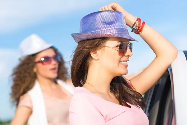 Twee aantrekkelijke jonge vrouwen dragen van een zonnebril — Stockfoto