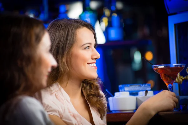 Ung kvinna i en bar — Stockfoto