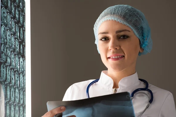 Doctor looking at the x-ray — Stock Photo, Image