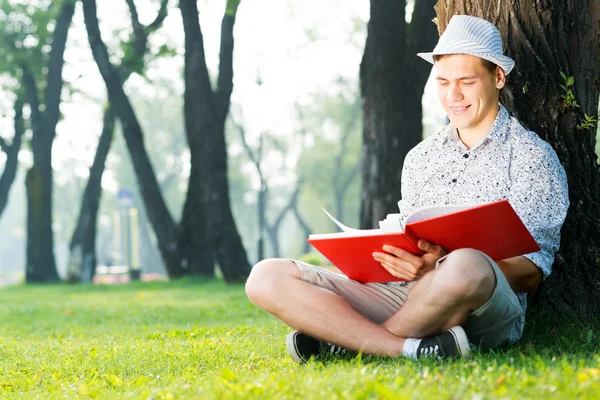 Mladý muž čte knihu — Stock fotografie
