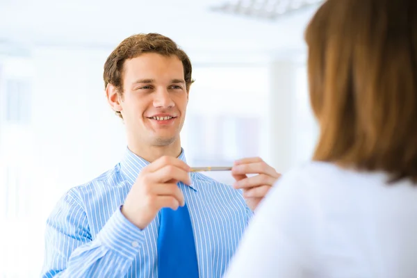 Geschäftsmann gibt Interviews — Stockfoto