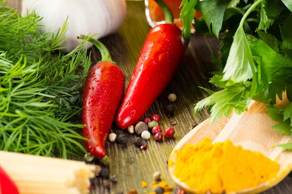 Italian spaghetti and vegetables — Stock Photo, Image