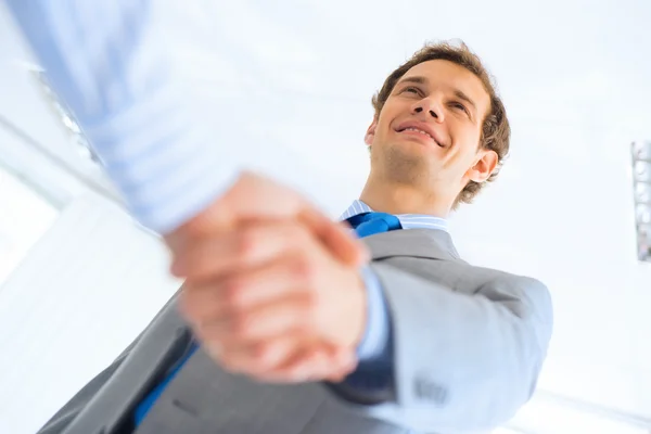 Empresário apertando as mãos com um colega — Fotografia de Stock