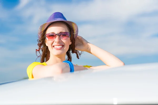 Junge Frau stieg aus Autofenster — Stockfoto