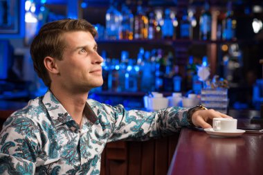 Bir fincan kahveli adam.