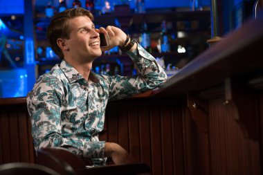 Telefonda konuşan adam.