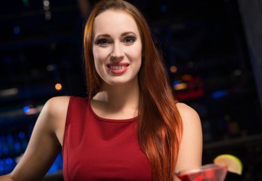 bir gece kulübünde çekici kadın