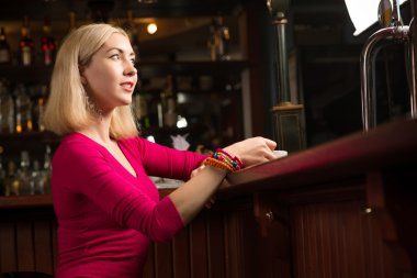 Bir fincan kahveli kadın.