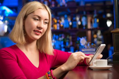 Bir fincan kahveli kadın.