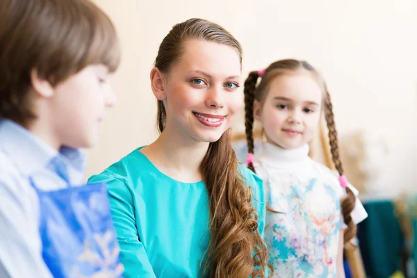 Kinder malen mit der Lehrerin — Stockfoto