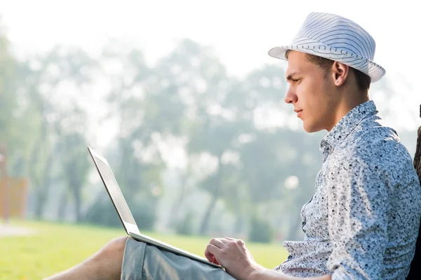 Man working with a laptop — Stock Photo, Image