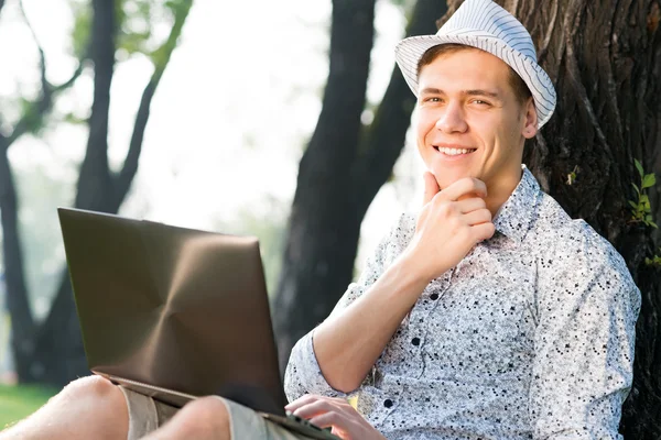 Uomo che lavora con un computer portatile — Foto Stock